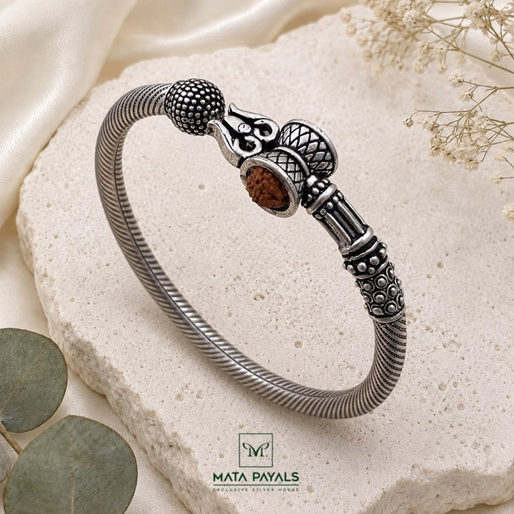 Attractive oxidised Kada