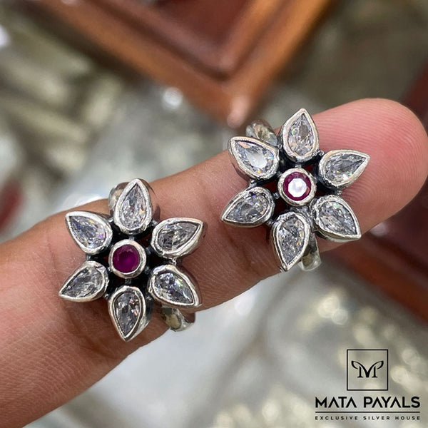 Floral Cut Stone Toe Ring
