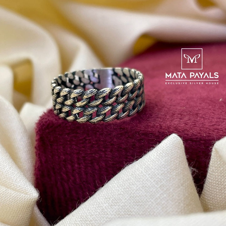 Attractive Oxidised Finger Ring
