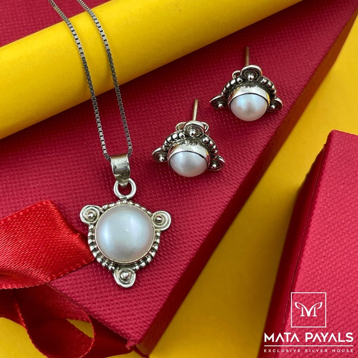 Simple Pearl Pendant Set