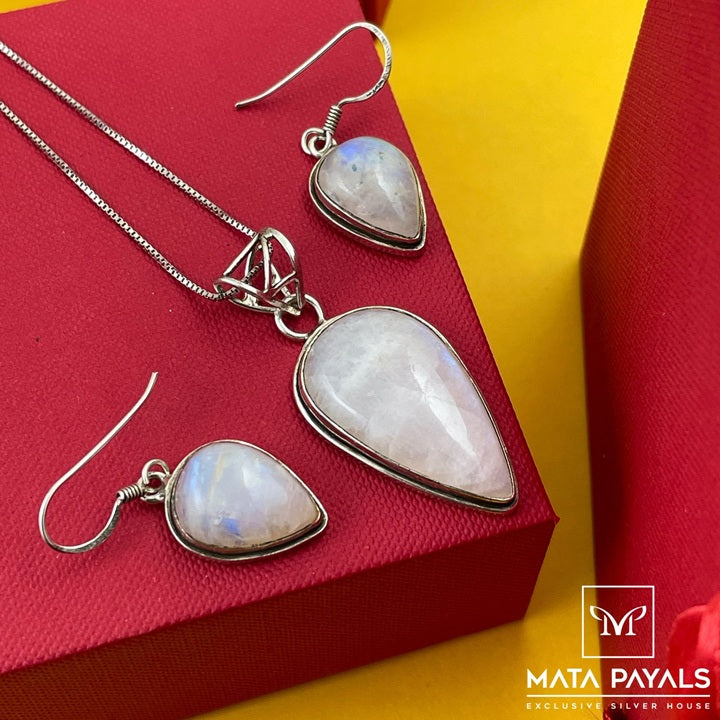 Pretty Onyx Pendant Set