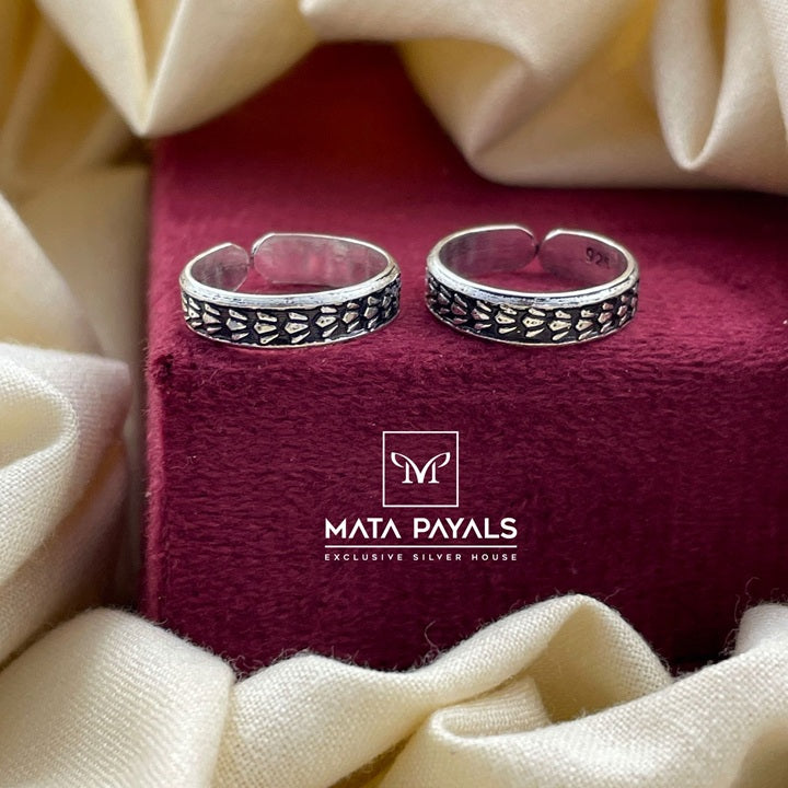 Impeccable Oxidised toe Ring