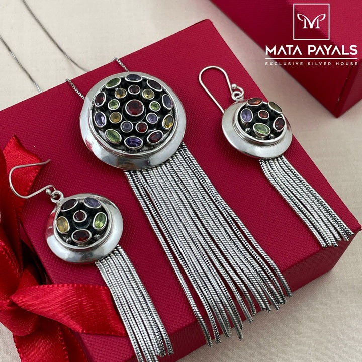 Luxurious Cut Stone Pendant Set