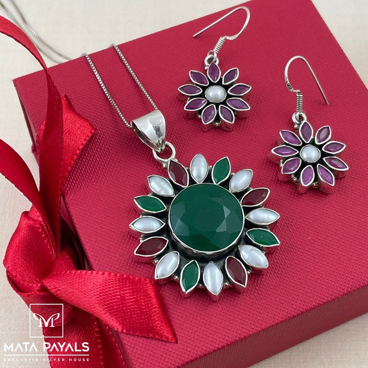 Ravishing Floral Pendant Set