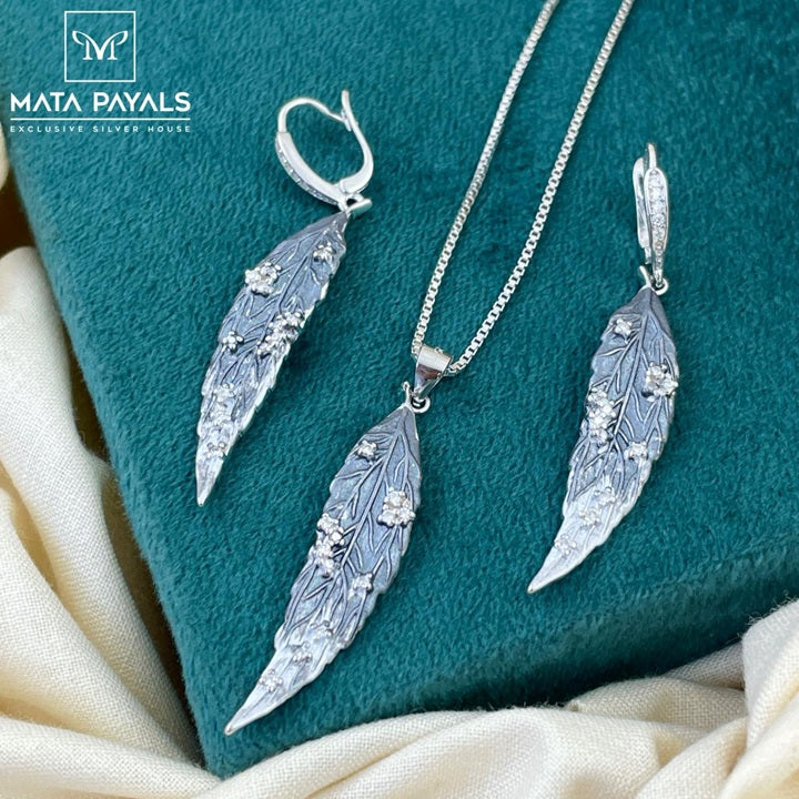 Stylish Leafe Pendant Set