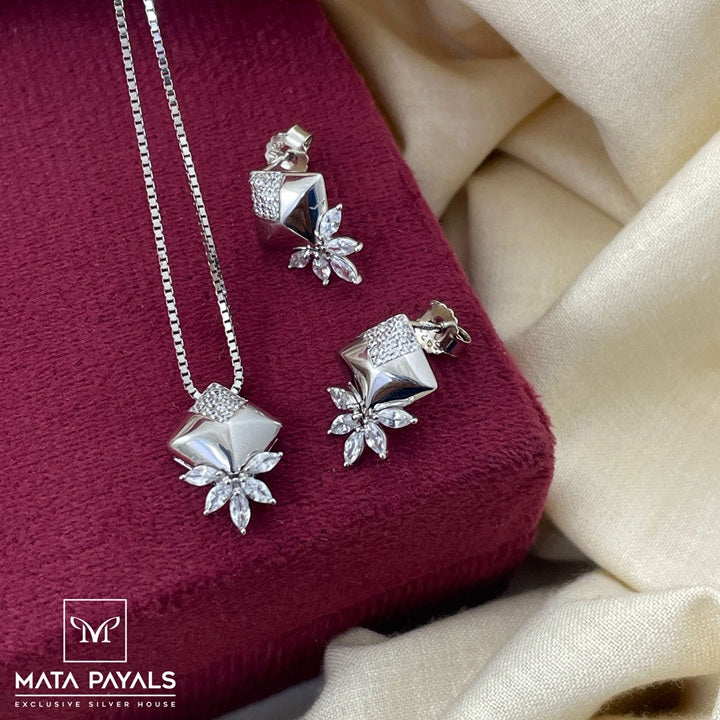 Attractive Zircon Pendant Set