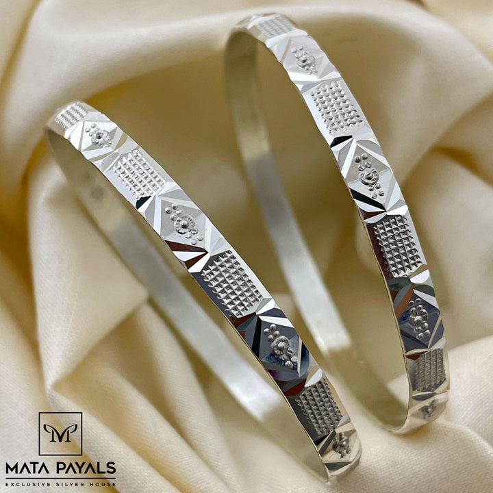Attractive Silver Bangle