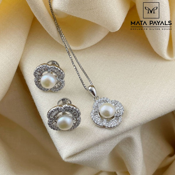 Fabulous Zircon Pendant Set