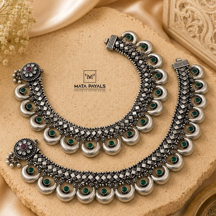 Well Designed Green Stone Payal