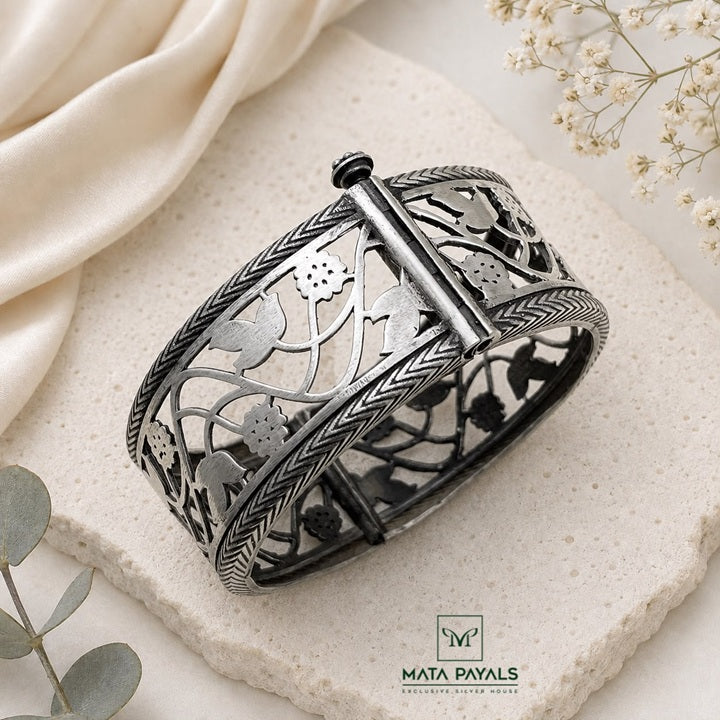 Attractive Oxidised Kada
