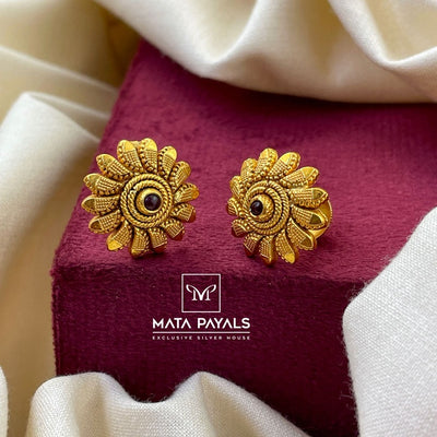 Elegant Gold Polish Stud