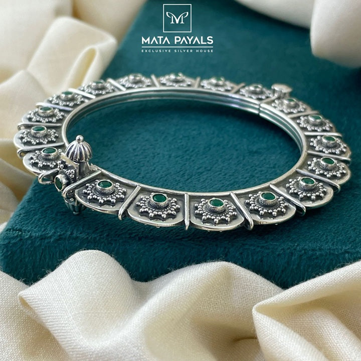 Luxurious Green Cut Stone Kada
