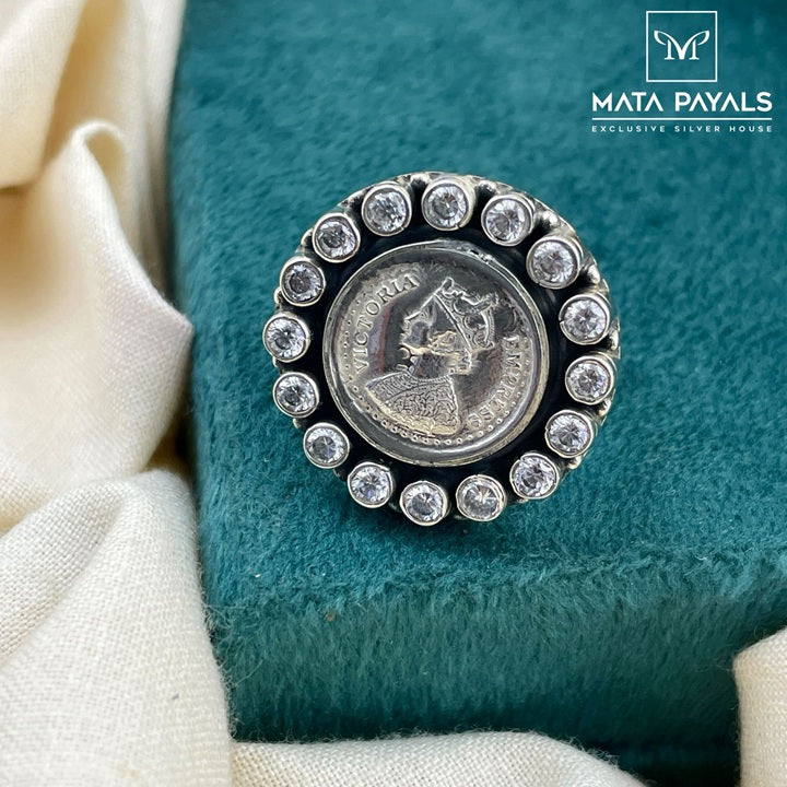 Exclusive Victoria Finger Ring