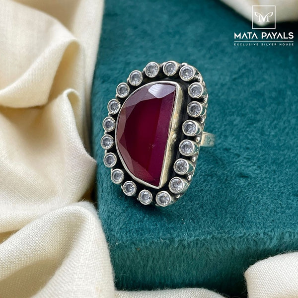 Elegant Cut Stone Finger Ring