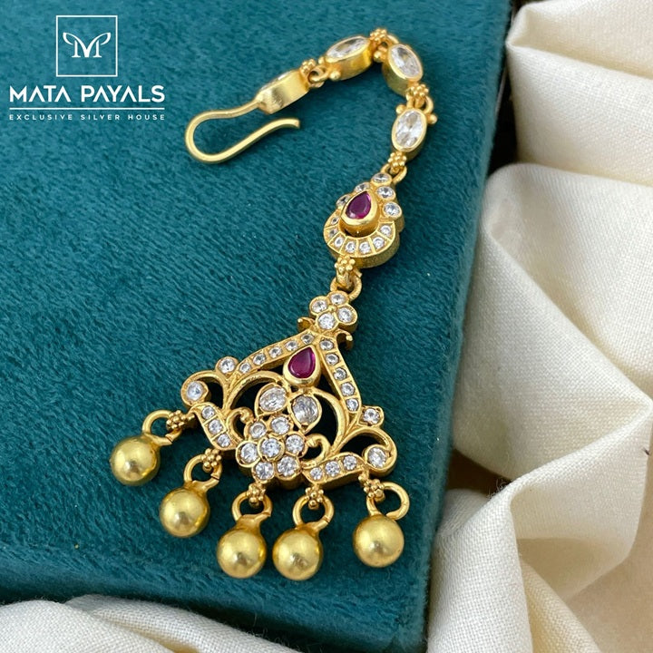 Charming Cut Stone Mangtika