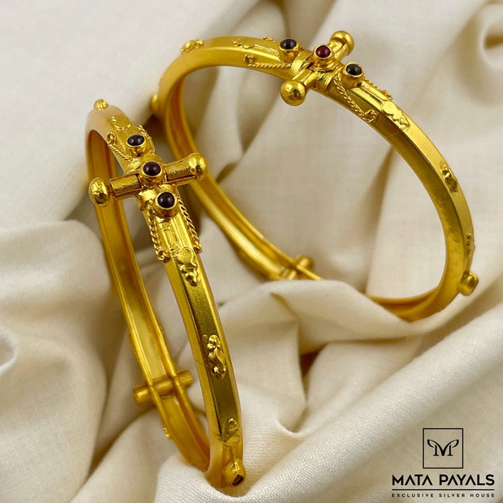 Attractive Gold Polish Bangle