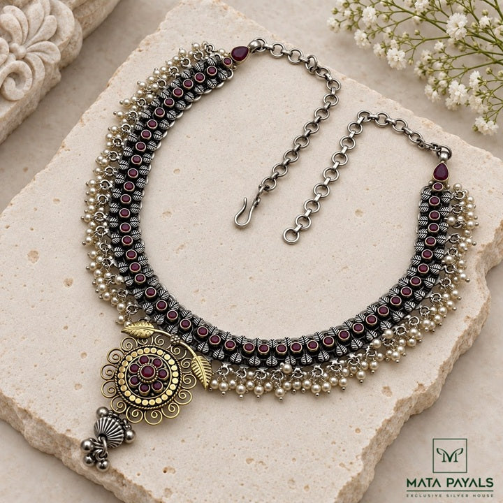 Eye Catching Kemp Necklace