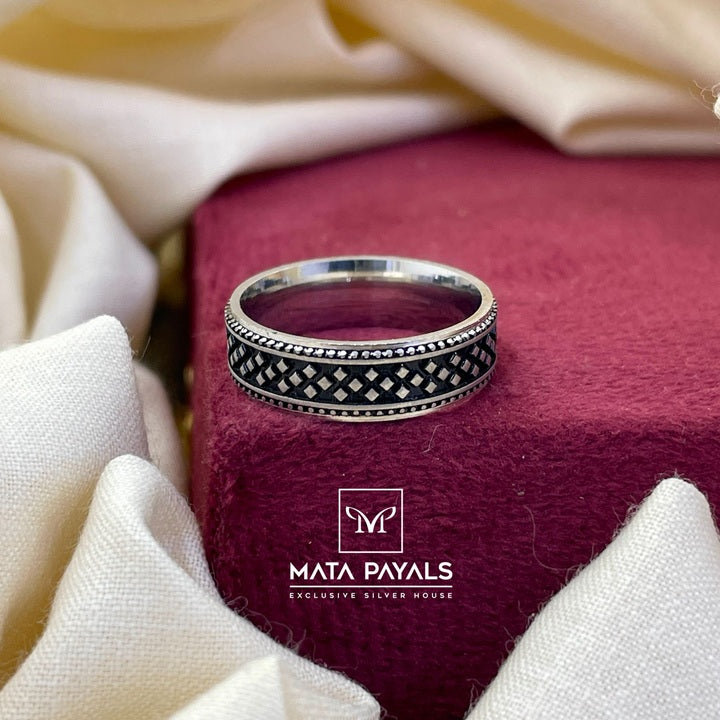 Mesmeric Oxidised Finger Ring