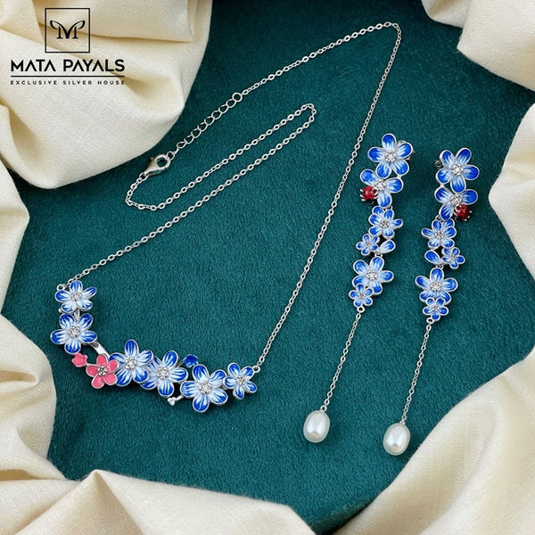 Expectational Floral Necklace