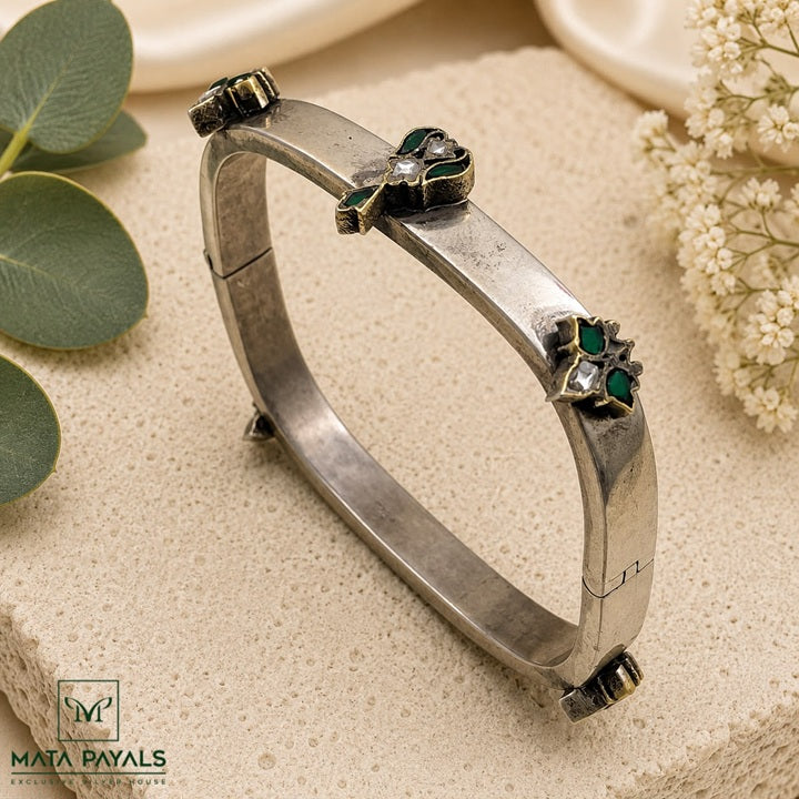 Fancy Kundan Kada