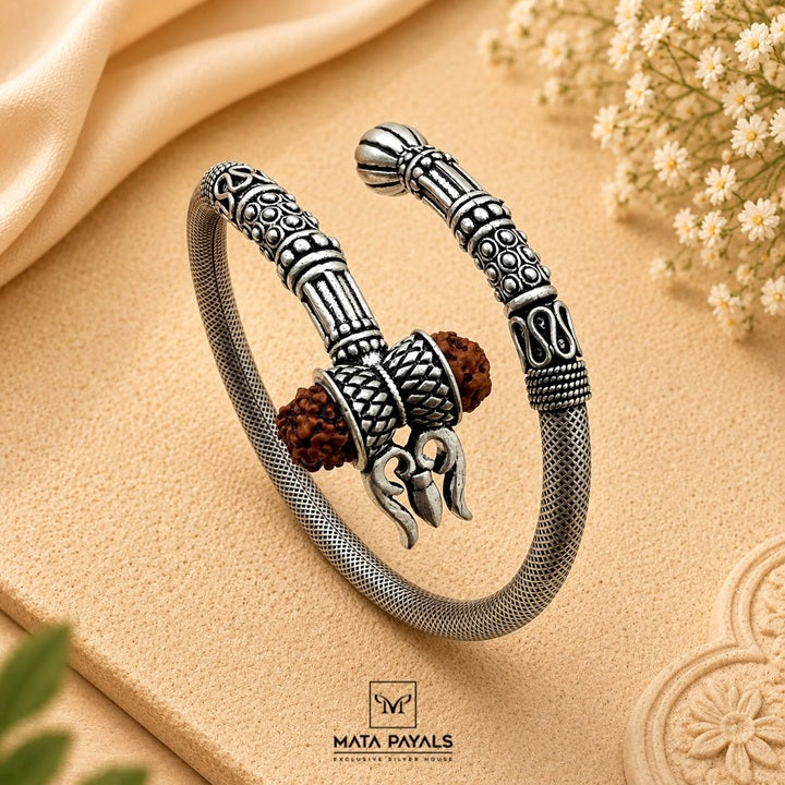 Mesmerizing Silver Oxidised Kada