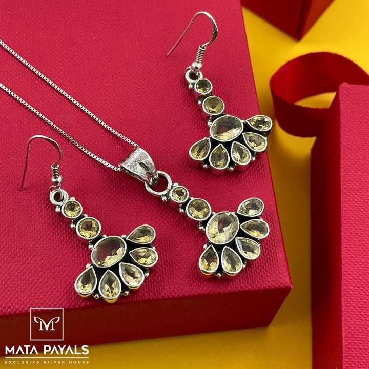 Mesmerizing Cut Stone Pendant Set