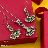 Mesmerizing Cut Stone Pendant Set