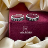 Impeccable Oxidised toe Ring