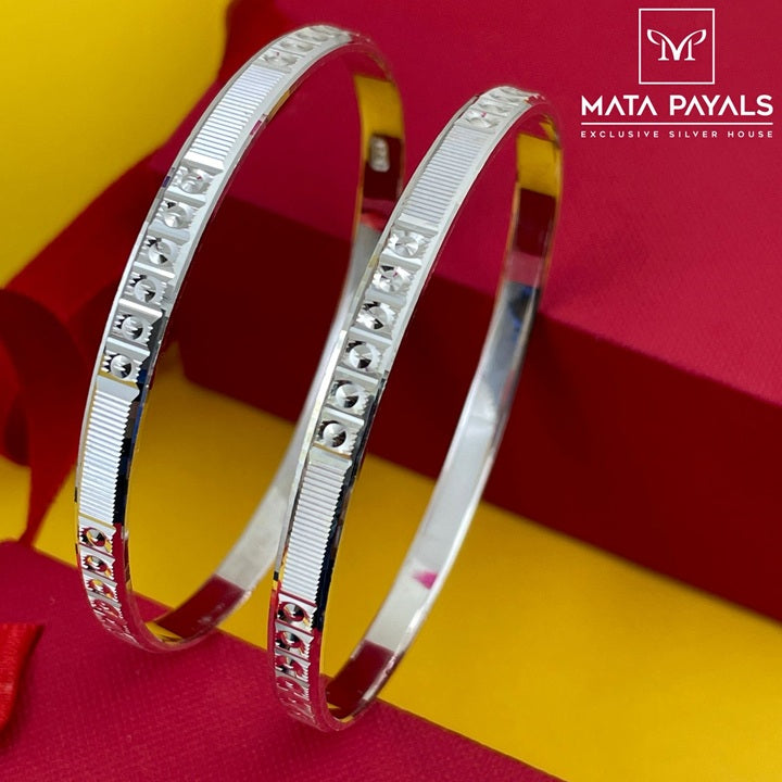 Mesmerizing Plain Bangle