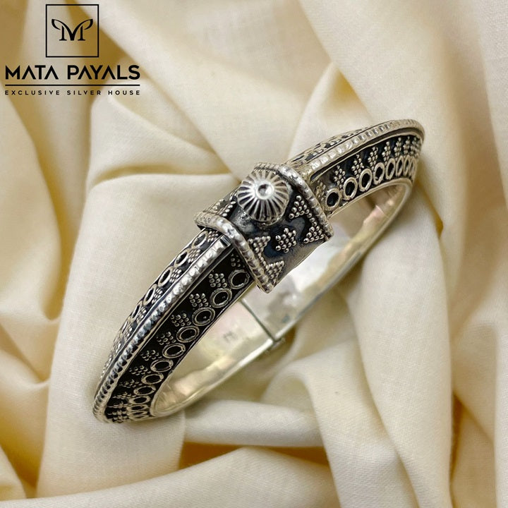 Mesmerizing Oxidised Kada