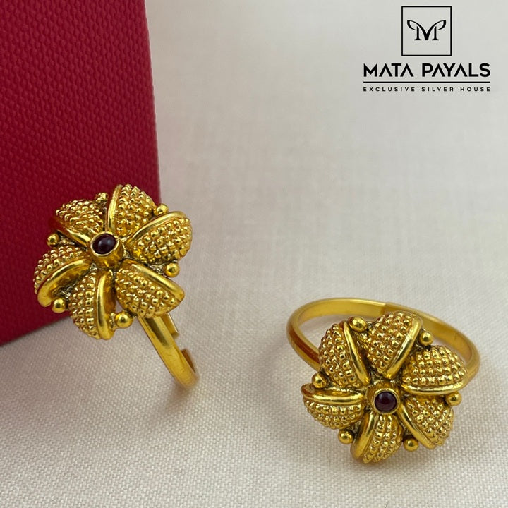 Attractive Gold Polish Thumb Toe Ring