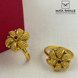 Attractive Gold Polish Thumb Toe Ring