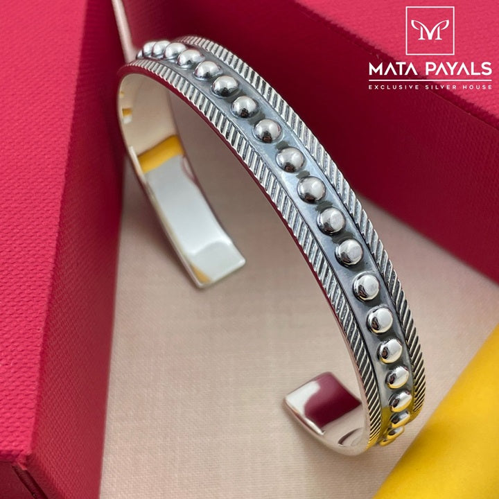 Ravishing Oxidised Kada