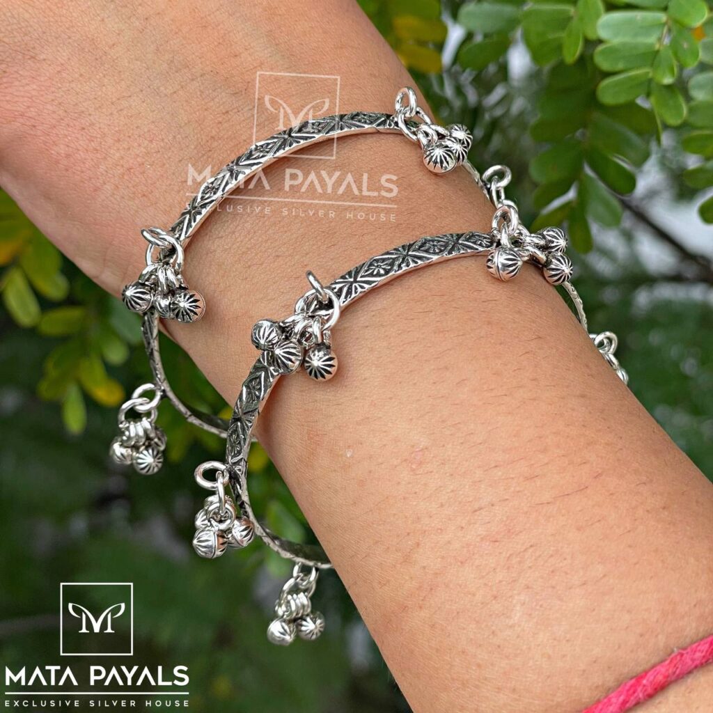 Oxidised Floral Carved Ghungroo Bangle