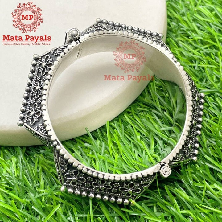 Oxidised Rawa Work Attractive Kada