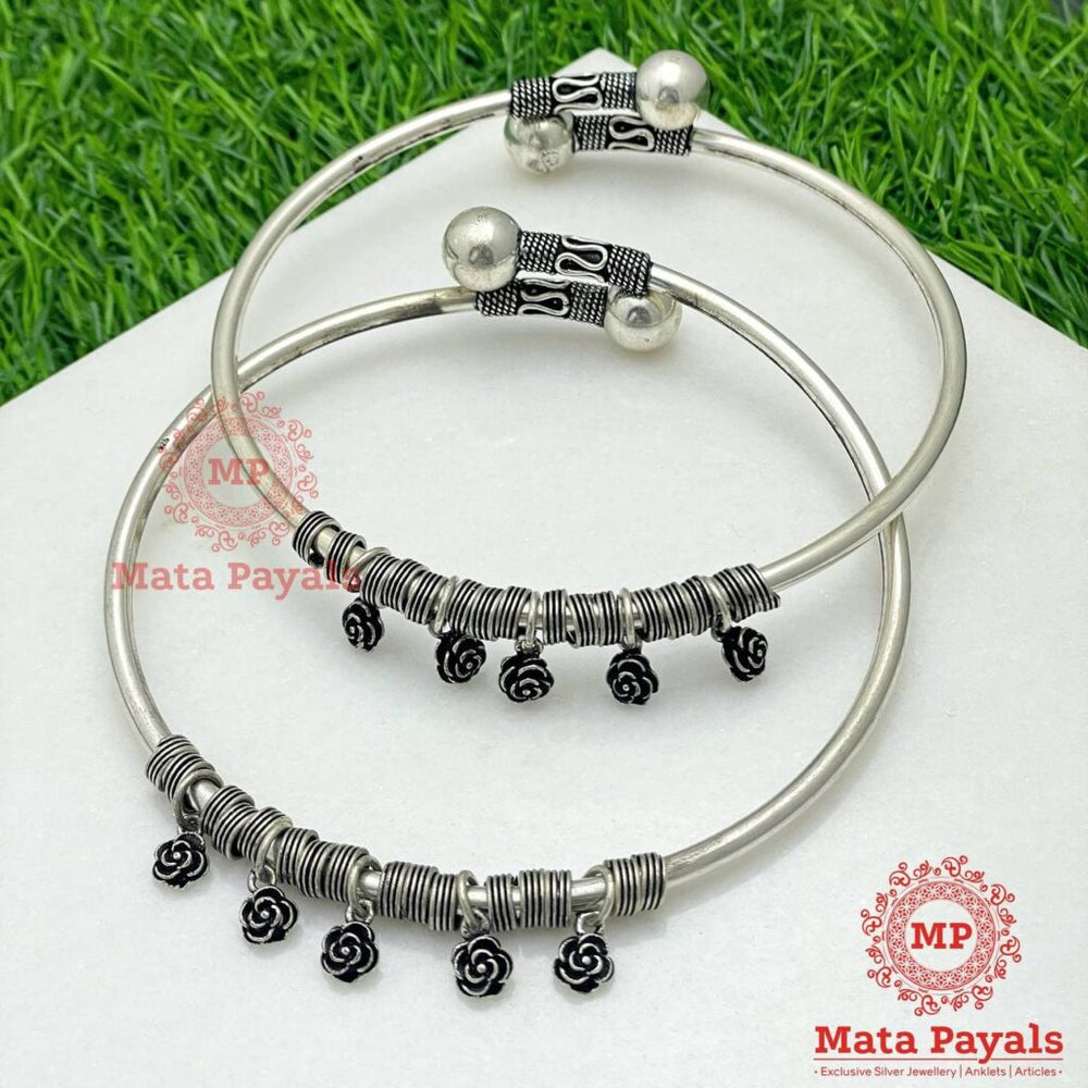 Radiant Floral Oxidised Leg Kada